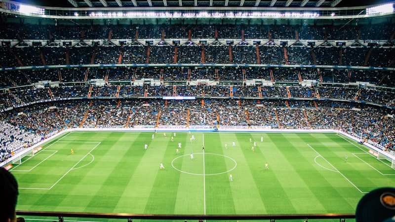 西班牙国家德比皇家马德里与巴塞罗那的经典对决，伯纳乌球场座无虚席